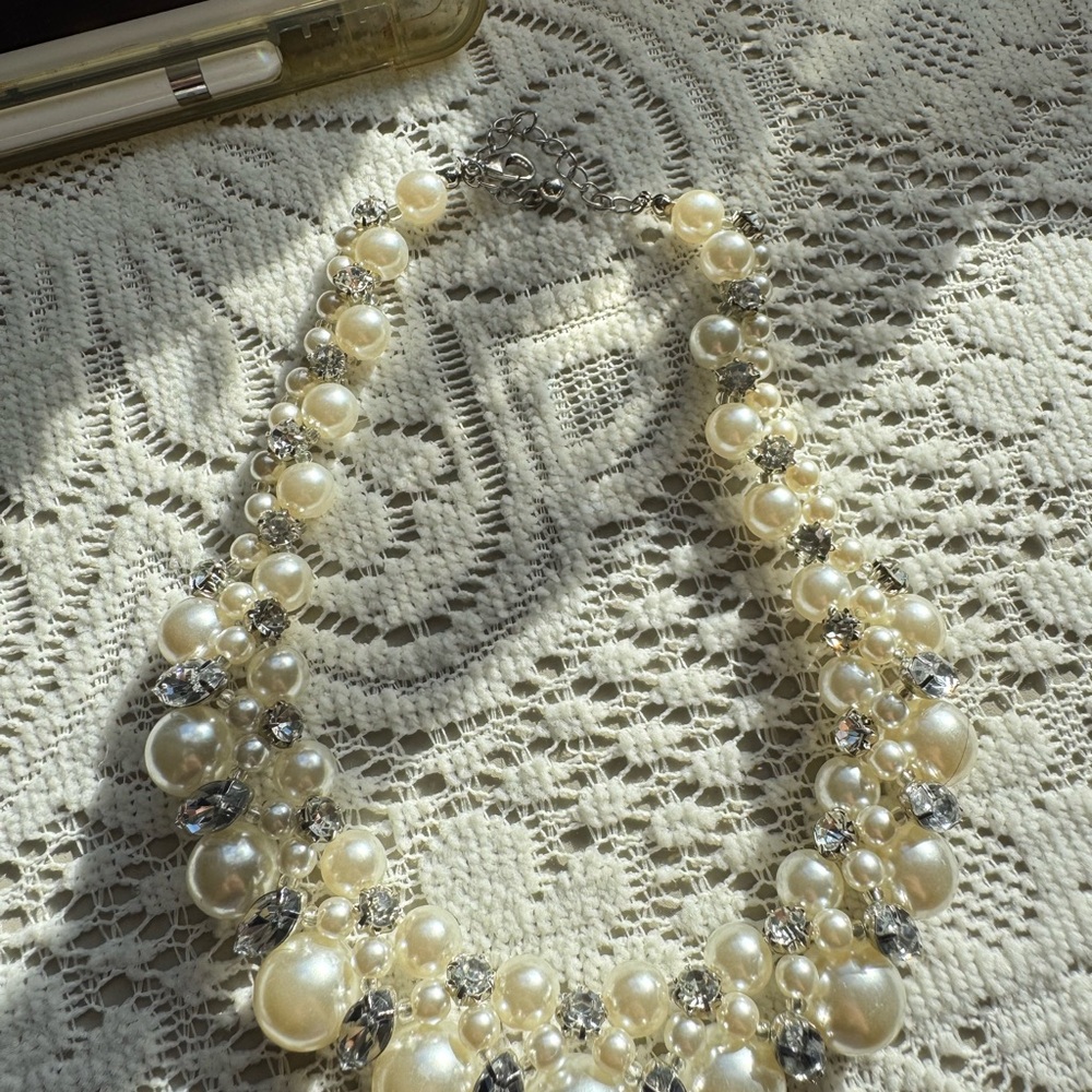 Elegant Pearl and Crystal Necklace